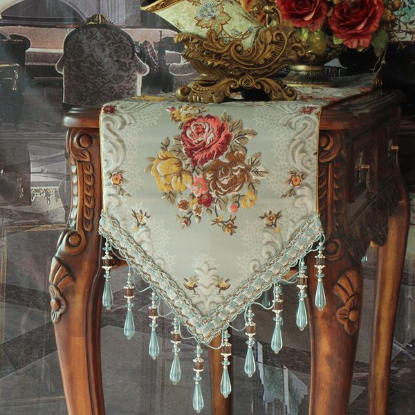 дамасские цветочные бегуны и шарфы с комодами с несколькими кисточками
дамасские цветочные бегуны и шарфы с комодами с несколькими кисточками