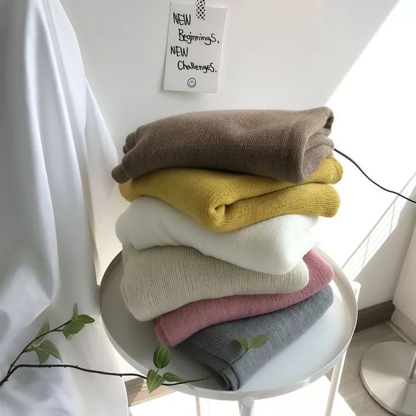 south korea's new solid-colored scarves are meant to keep couples warm by thickening and lengthening their matching shawls in winter, Blue;gray
south korea's new solid-colored scarves are meant to keep couples warm by thickening and lengthening their matching shawls in winter, Blue;gray