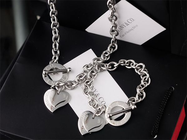 Hot High Quality Celebrity design Letter 925 Silver bracelet necklace Silverware Fashion Metal Heart-shaped Gold Jewelery Set 2pc With Box
Hot High Quality Celebrity design Letter 925 Silver bracelet necklace Silverware Fashion Metal Heart-shaped Gold Jewelery Set 2pc With Box