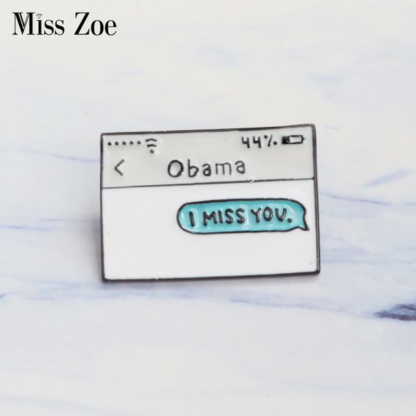 miss zoe obama tekst bericht emaille pins ik mis je broches gift voor vrienden grappige pin badge knop revers voor kleding cap zak, Gray
miss zoe obama tekst bericht emaille pins ik mis je broches gift voor vrienden grappige pin badge knop revers voor kleding cap zak, Gray