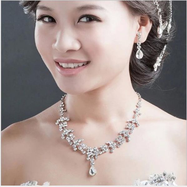 wedding accessories, european and american brides, diamond necklace, necklace, wedding dress, crown, three sets, Slivery;golden
wedding accessories, european and american brides, diamond necklace, necklace, wedding dress, crown, three sets, Slivery;golden