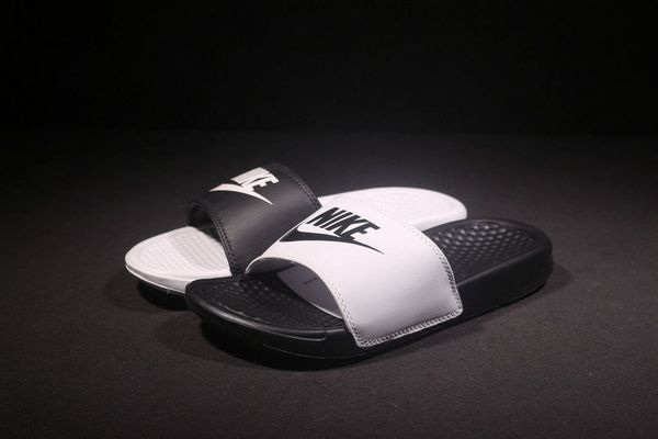 NEW Designer slipper WITH BEST QUALITY Gear bottoms mens striped sandals causal Non-slip summer slippers
NEW Designer slipper WITH BEST QUALITY Gear bottoms mens striped sandals causal Non-slip summer slippers