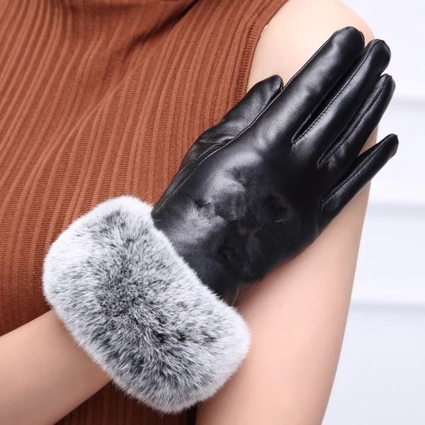 with logo c real leather glove with rabbit hair black touchable glove good quality no gift box (anita
with logo c real leather glove with rabbit hair black touchable glove good quality no gift box (anita