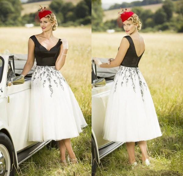 2018 summer spring v neck short lace appliqued wedding dresses sleeveless backless country tea length wedding gowns button back custom made, White
2018 summer spring v neck short lace appliqued wedding dresses sleeveless backless country tea length wedding gowns button back custom made, White