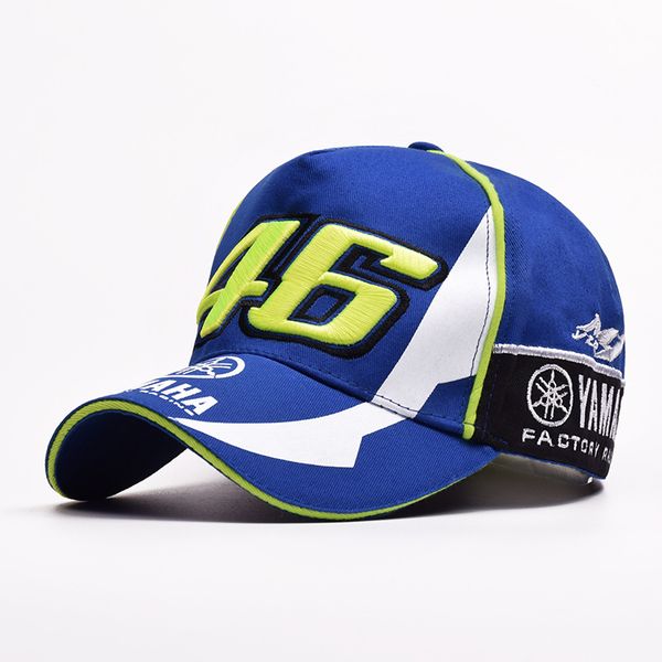 Спортивный скутер VR-46 yamaha racing cap имеет пару вертикальных 46 под белым колесом y-m-h
Спортивный скутер VR-46 yamaha racing cap имеет пару вертикальных 46 под белым колесом y-m-h