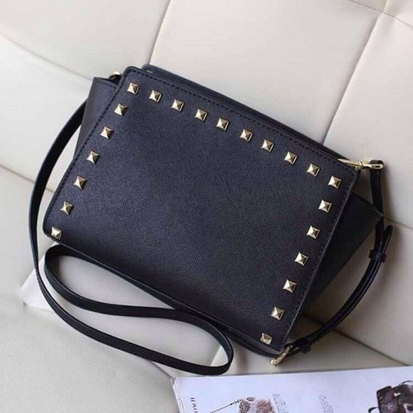 Европа и Америка Марка женская сумка мода женская сумка заклепки одно плечо crossbody 
Европа и Америка Марка женская сумка мода женская сумка заклепки одно плечо crossbody