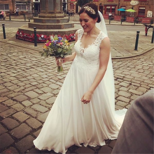 plunging neckline shapes the low cut illusion back wedding dress venice lace appliques buttons and loops goddess bridal gown, White
plunging neckline shapes the low cut illusion back wedding dress venice lace appliques buttons and loops goddess bridal gown, White