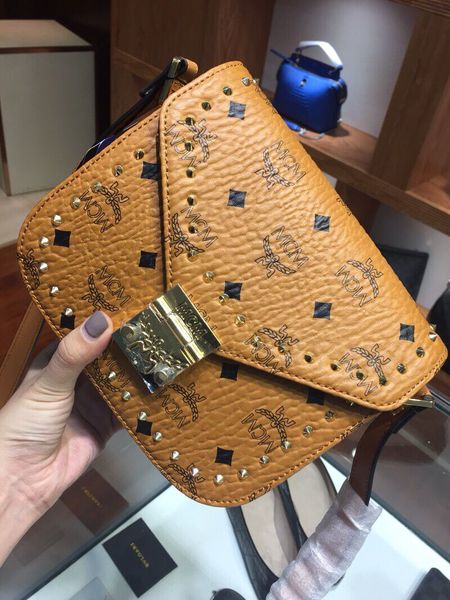 new fashion women print letter rivets messenger bag leisire shoulder bag brown bag two colors
new fashion women print letter rivets messenger bag leisire shoulder bag brown bag two colors