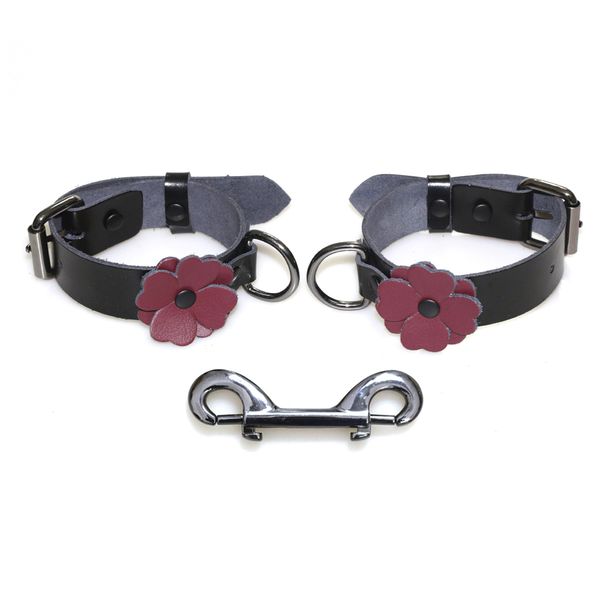 2018 new design black leather decorated with purple flowers handcuffs toys for ankle restraints cuff for women men ankle shack
2018 new design black leather decorated with purple flowers handcuffs toys for ankle restraints cuff for women men ankle shack