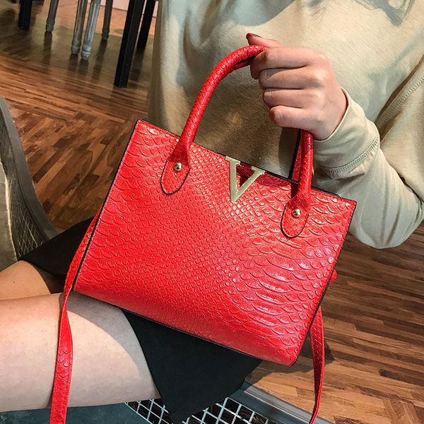Crocodile leather Women Bag V letters Designer Handbags Luxury quality Lady Shoulder Crossbody Bags fringed women Messenger Bag
Crocodile leather Women Bag V letters Designer Handbags Luxury quality Lady Shoulder Crossbody Bags fringed women Messenger Bag