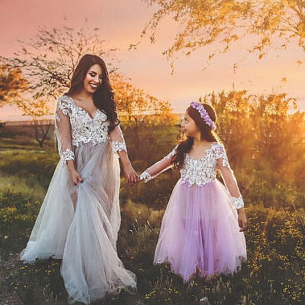 Princess Light Purple Wedding Flower Girl Dresses Little Bride Long Pageant Dress for Girls Glitz Puffy Tulle Prom Dress Ivory Lace Applique
Princess Light Purple Wedding Flower Girl Dresses Little Bride Long Pageant Dress for Girls Glitz Puffy Tulle Prom Dress Ivory Lace Applique