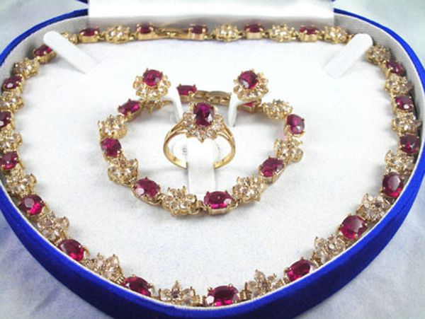 Pulseira, brincos e colar zhaopeng987
Pulseira, brincos e colar zhaopeng987