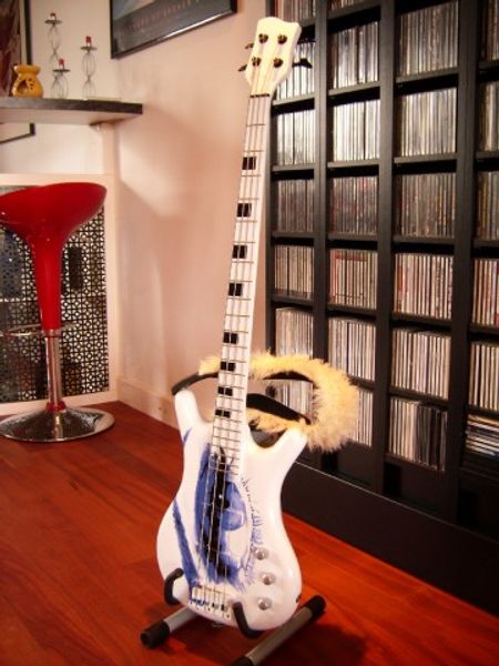 super rare 4 strings warwick prince symbol one eye white electric bass guitar black block inlay, black hardware
super rare 4 strings warwick prince symbol one eye white electric bass guitar black block inlay, black hardware