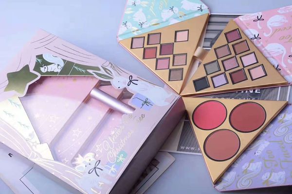 faced makeup set under the christmas tree contains two eyeshadow palette and one blush with better than mascara
faced makeup set under the christmas tree contains two eyeshadow palette and one blush with better than mascara