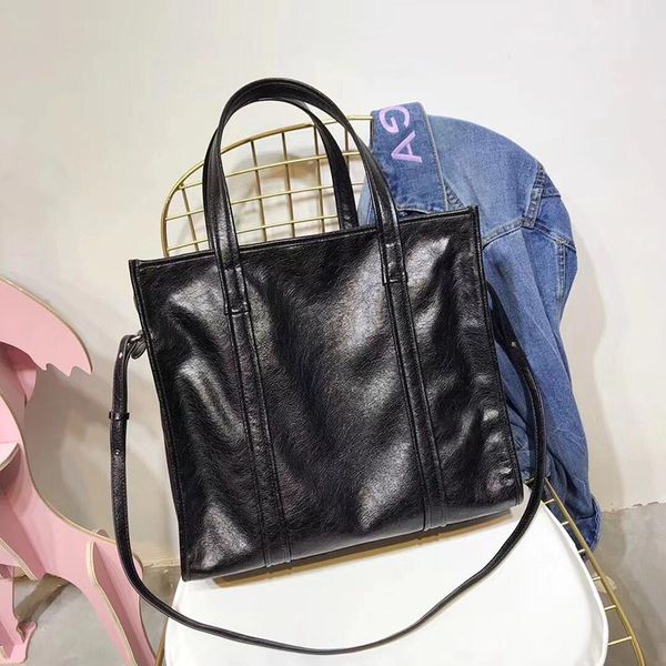 Large capacity luxury brand designer handbags fashion women USA style big size famous brand women designer bags
Large capacity luxury brand designer handbags fashion women USA style big size famous brand women designer bags