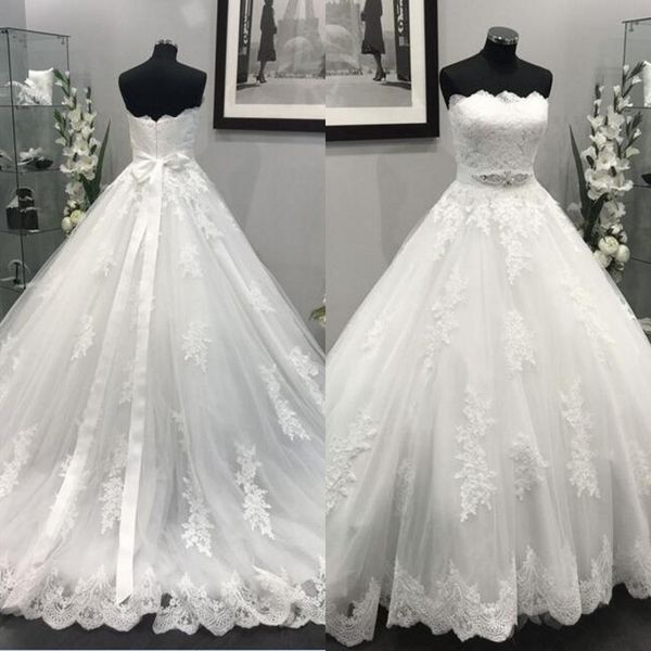vintage lace appliques wedding dresses strapless sleeveless tulle bridal gowns with exquisite beaded crystals sash high quality, White 
vintage lace appliques wedding dresses strapless sleeveless tulle bridal gowns with exquisite beaded crystals sash high quality, White