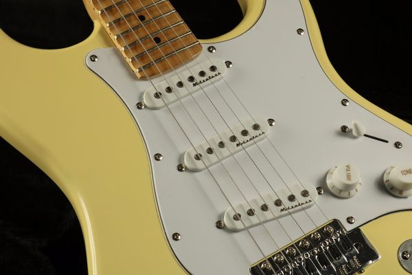 Yellow yngwie malm teen calloped t electric guitar guranteed quality
Yellow yngwie malm teen calloped t electric guitar guranteed quality