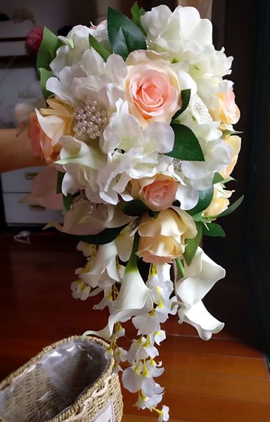 2018 artificial pearl crystal waterfall bridal bouquets cascading bouquet artificial calla lilies champagne rose wedding bouquet
2018 artificial pearl crystal waterfall bridal bouquets cascading bouquet artificial calla lilies champagne rose wedding bouquet