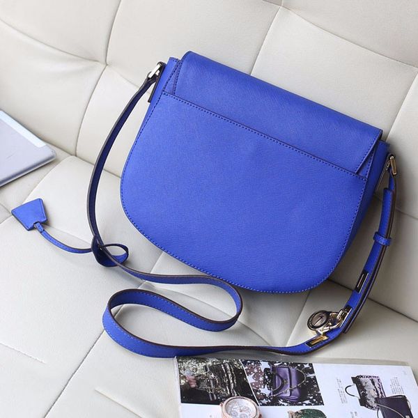 2018 new delivery perfect quality handbag for women europe retro houlder bag addle bag lock bag
2018 new delivery perfect quality handbag for women europe retro houlder bag addle bag lock bag