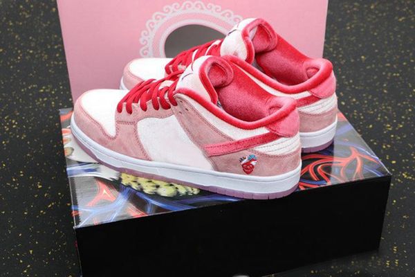 2020 new sb dunk low strangelove velvet sneakers men women valentine day white pink casual running shoes with heart box
2020 new sb dunk low strangelove velvet sneakers men women valentine day white pink casual running shoes with heart box