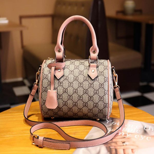 2020 lady design bat handbag european and american style design cross pattern solid color metal piece decorative shoulder bagg
2020 lady design bat handbag european and american style design cross pattern solid color metal piece decorative shoulder bagg