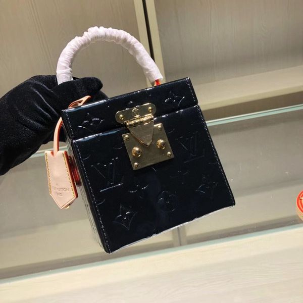 classic lady's handbag 5a high-end custom quality handbag fashion business casual style metal accessories with long shoulder strap
classic lady's handbag 5a high-end custom quality handbag fashion business casual style metal accessories with long shoulder strap