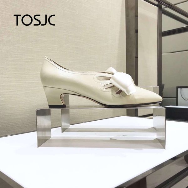 new-style medium-heeled thick-heeled shoes, leather-tipped metal buckle single shoes, hollow bowknot, shallow four-season women, Black
new-style medium-heeled thick-heeled shoes, leather-tipped metal buckle single shoes, hollow bowknot, shallow four-season women, Black