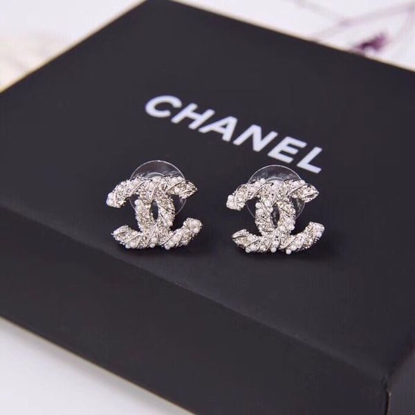 European and american new women 039 jewelry earring lively per onality half pearl half diamond fa hion recommended tyle
European and american new women 039 jewelry earring lively per onality half pearl half diamond fa hion recommended tyle