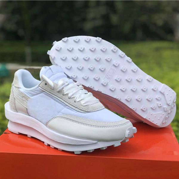 2020 новый sacai х ldv вафельный белый нейлон нейлон с коробкой кроссовки мужчины женщина размер 36-45 лучшего качество
2020 новый sacai х ldv вафельный белый нейлон нейлон с коробкой кроссовки мужчины женщина размер 36-45 лучшего качество