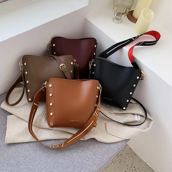 messenger bag vrouwen emmer schoudertas grote capaciteit vintage matte pu leer dame handtas luxe zwarte tas
messenger bag vrouwen emmer schoudertas grote capaciteit vintage matte pu leer dame handtas luxe zwarte tas