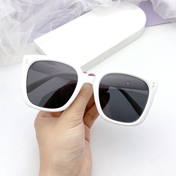 2020 new polarizing sunglasses big frame trend sunglasses fashion p net red round face fashionable atmospheric sun shading sunglasses, White;black
2020 new polarizing sunglasses big frame trend sunglasses fashion p net red round face fashionable atmospheric sun shading sunglasses, White;black