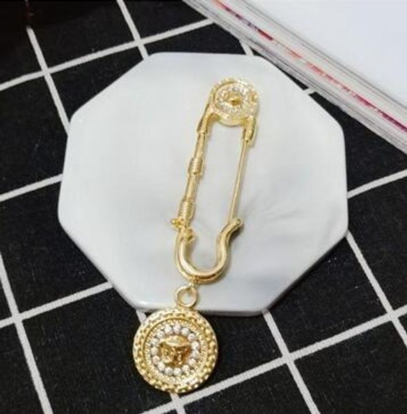 retro diamonds designer brooch pins women fashion gold rhinestone medusa brooches letter pins jewelry with box ing
retro diamonds designer brooch pins women fashion gold rhinestone medusa brooches letter pins jewelry with box ing