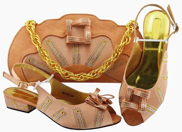 most popular peach women sheos and bag set with rhinestone decoration african shoes match handbag for dress mm1082,heel 3.5cm
most popular peach women sheos and bag set with rhinestone decoration african shoes match handbag for dress mm1082,heel 3.5cm
