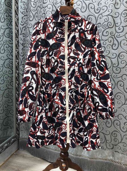 2019 new high-end women fashion show thin draw string wat long zipper printing trench coat in 226, Tan;black
2019 new high-end women fashion show thin draw string wat long zipper printing trench coat in 226, Tan;black