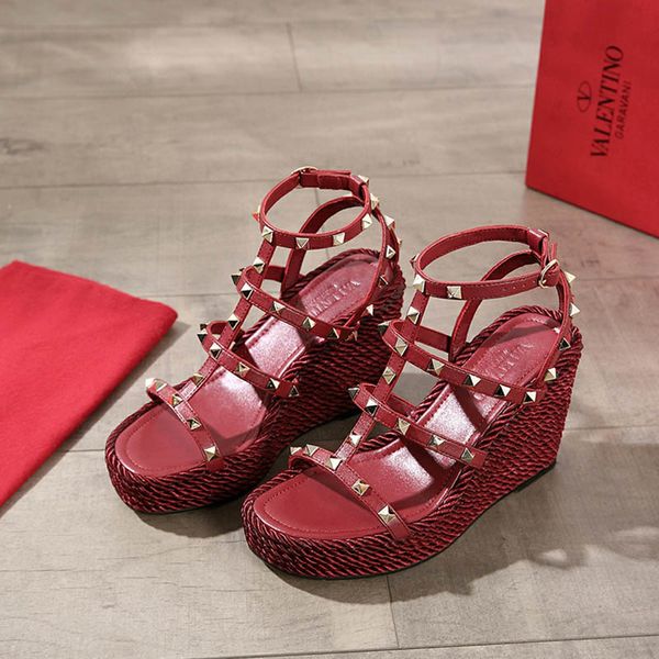 2019 womens designer spikes wedge luxury sandals black white red leather rivets spike slippers lady brand fashion casual sandal with box
2019 womens designer spikes wedge luxury sandals black white red leather rivets spike slippers lady brand fashion casual sandal with box