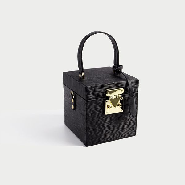 summer 2020 new box package small square bag women's square mini contrast color portable diagonal leather buckle case bag small
summer 2020 new box package small square bag women's square mini contrast color portable diagonal leather buckle case bag small
