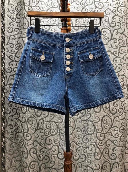 2020 spring and summer new women's symmetrical pocket decoration diamond buckle all-match denim shorts casual 603, White;black
2020 spring and summer new women's symmetrical pocket decoration diamond buckle all-match denim shorts casual 603, White;black