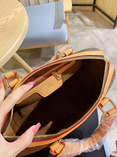 brand leather in europe and the design portable presbyopic pack his bags totes womens handbags purses fashion female package
brand leather in europe and the design portable presbyopic pack his bags totes womens handbags purses fashion female package