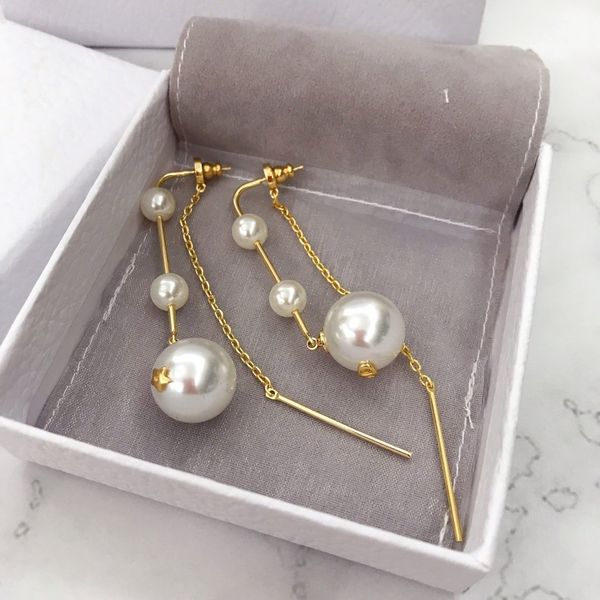 early spring 2020 new ladies fashion earrings pendant brass and crystal style everything, Golden;silver
early spring 2020 new ladies fashion earrings pendant brass and crystal style everything, Golden;silver
