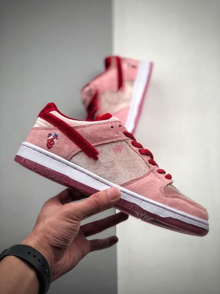 2020 горячая аутентичная strangelove x sb dunk низкая бархатная розовая женская обувь замша скейтбординг обувь ct2552-800
2020 горячая аутентичная strangelove x sb dunk низкая бархатная розовая женская обувь замша скейтбординг обувь ct2552-800