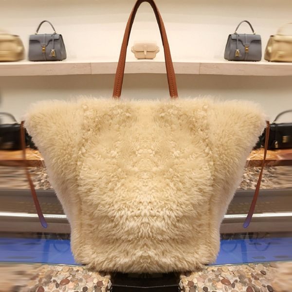 new type of one-shoulder slanting large-capacity wool fashion women's bags in 2019 genuine leather famous designer fendii
new type of one-shoulder slanting large-capacity wool fashion women's bags in 2019 genuine leather famous designer fendii
