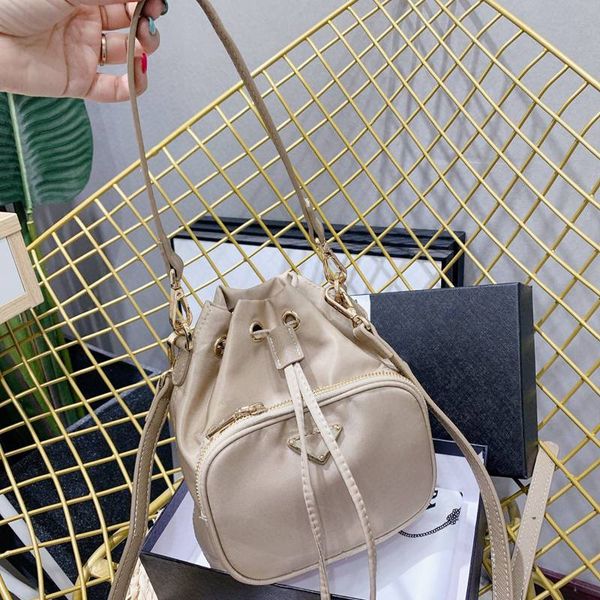prada дизайнерские сумки пакет ведро мешок crossbody плеча женщин мешок леди сумка цепи кошелек сумка сумки
prada дизайнерские сумки пакет ведро мешок crossbody плеча женщин мешок леди сумка цепи кошелек сумка сумки