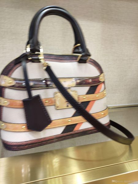 new european classic luxury fashion ladies fashion bag shoulder satchel handbag,party bag pure leather,shell package modeling
new european classic luxury fashion ladies fashion bag shoulder satchel handbag,party bag pure leather,shell package modeling