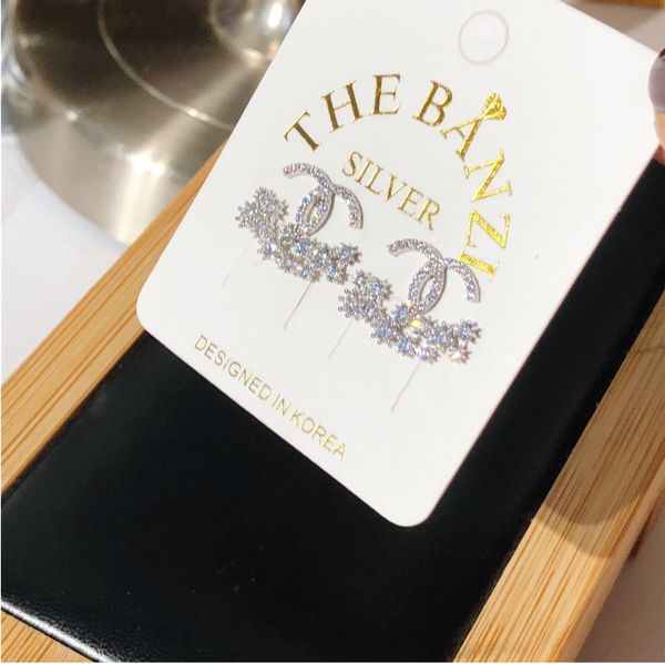 2020 sale fashion brand earrings ladies diamond shiny small compact design women's party gift, Golden;silver
2020 sale fashion brand earrings ladies diamond shiny small compact design women's party gift, Golden;silver