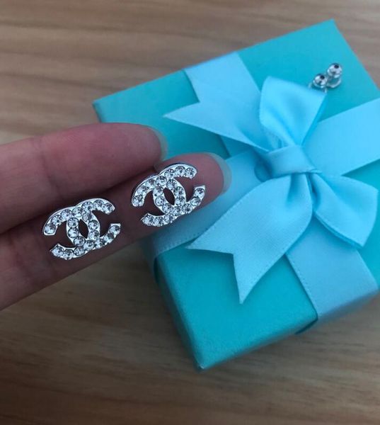 Luxury de igner tud earring for women jewelry hinning ilver color a cz cry tal letter earring for party wedding with gift box, Golden;silver 
Luxury de igner tud earring for women jewelry hinning ilver color a cz cry tal letter earring for party wedding with gift box, Golden;silver