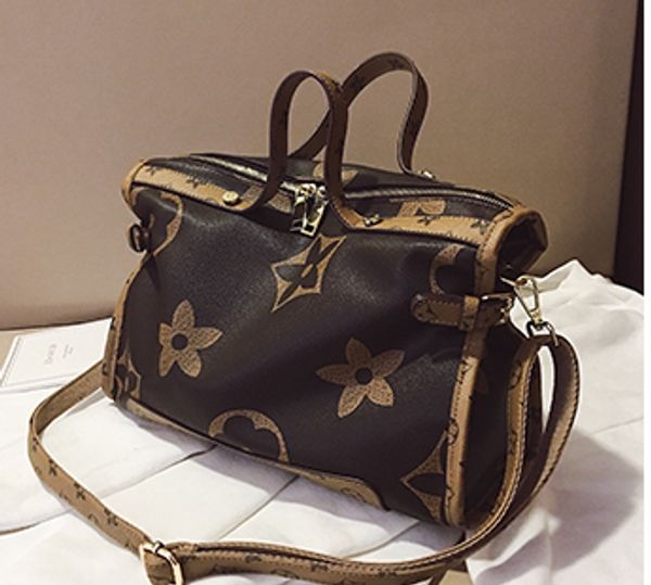 новая дизайнерская сумка женская мода повседневная роскошная сумка большая емкость дикий дизайн печати сумка на плечо
новая дизайнерская сумка женская мода повседневная роскошная сумка большая емкость дикий дизайн печати сумка на плечо