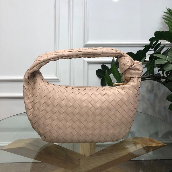 the new lady's one-shoulder bag high-end custom quality diagonal cross bag is fashionable and simple fashion trend leisure style adopts
the new lady's one-shoulder bag high-end custom quality diagonal cross bag is fashionable and simple fashion trend leisure style adopts