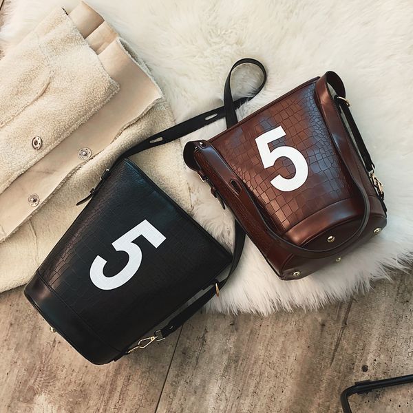 2019 chic women single shoulder crossbody bag all-match crocodile pattern messenger bag vintage large capacity bucket package
2019 chic women single shoulder crossbody bag all-match crocodile pattern messenger bag vintage large capacity bucket package