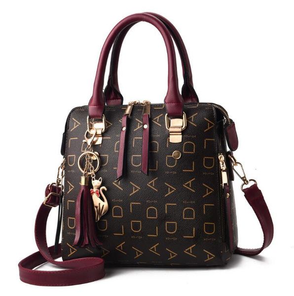 factory wholesale women bag classic printed leather handbag elegant atmosphere tassel womens shoulder bags stitching contrast color fashion, Black;red
factory wholesale women bag classic printed leather handbag elegant atmosphere tassel womens shoulder bags stitching contrast color fashion, Black;red