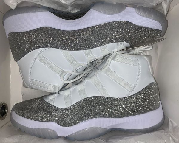 Фото X + OG BOX 11 WMNS White Metallic Silver Mens Basketball обувь 11s Обширные Серый AR0715-100 мужчин атлетиче
Фото X + OG BOX 11 WMNS White Metallic Silver Mens Basketball обувь 11s Обширные Серый AR0715-100 мужчин атлетиче
